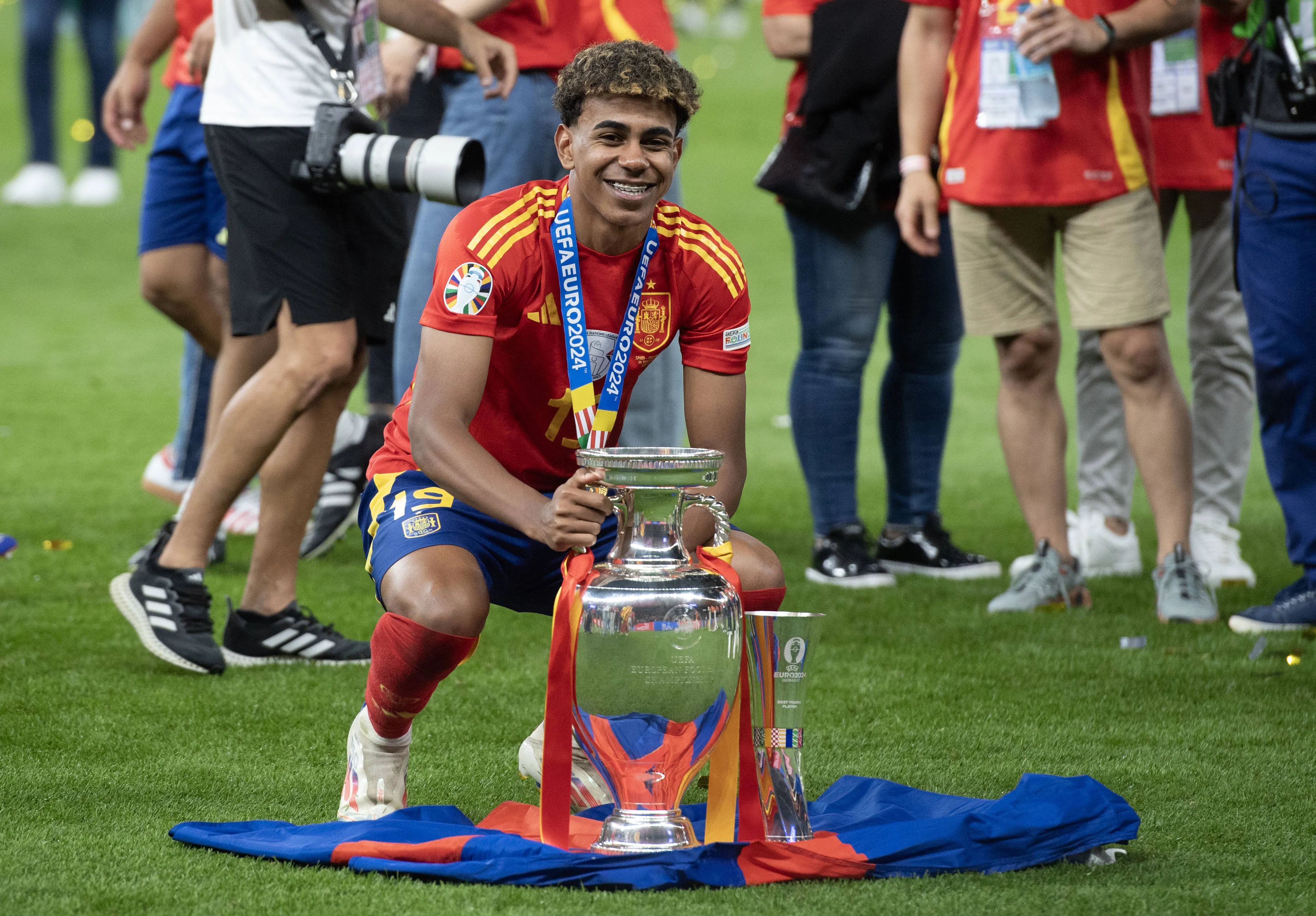 Lamine Yamal com a ta&ccedil;a da Eurocopa 2024 