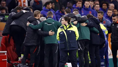 Auxiliar t&eacute;cnico da Hungria passa mal e gera apreens&atilde;o em jogo contra Holanda