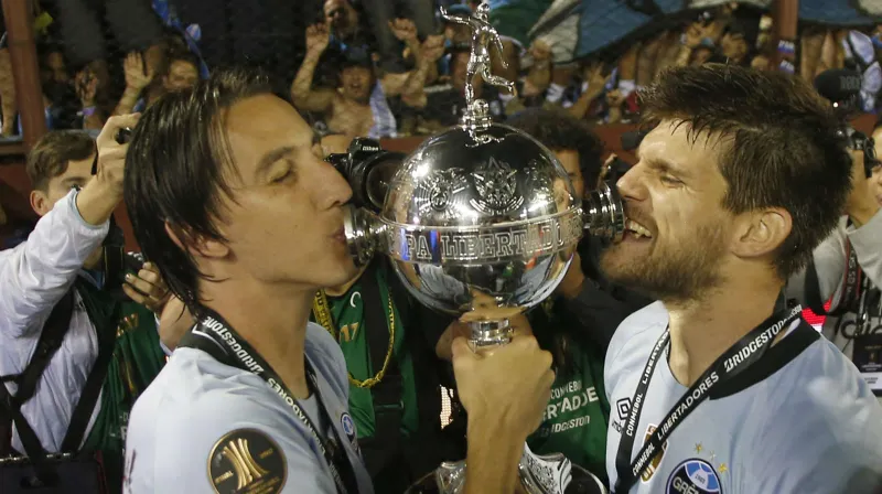 Geromel e Kannemann beijam a ta&ccedil;a da Libertadores ap&oacute;s a conquista de 2017. Foto: Lucas Uebel/Gr&ecirc;mio FBPA