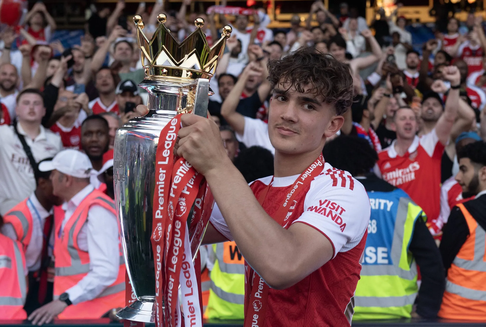 Max Dowman ergue a ta&ccedil;a da Premier League