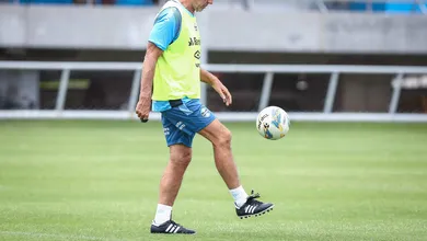 Renato roda elenco do Gr&ecirc;mio para jogo contra o Brasil, em Pelotas