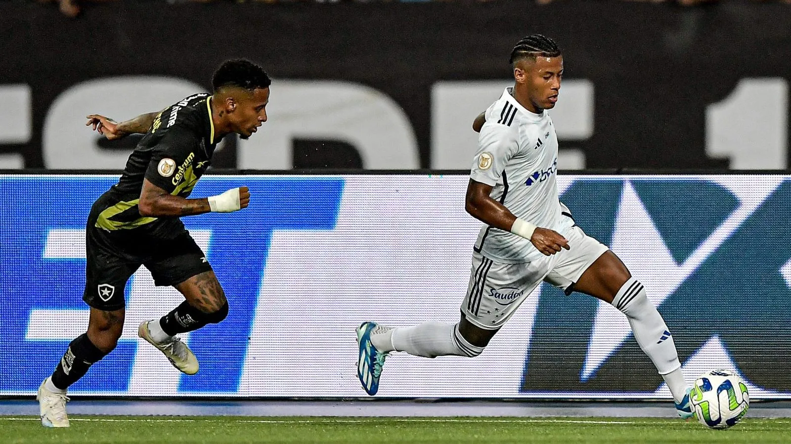 Iguais s&oacute; no placar: empate faz Botafogo sair do G4, mas garante perman&ecirc;ncia do Cruzeiro na S&eacute;rie A