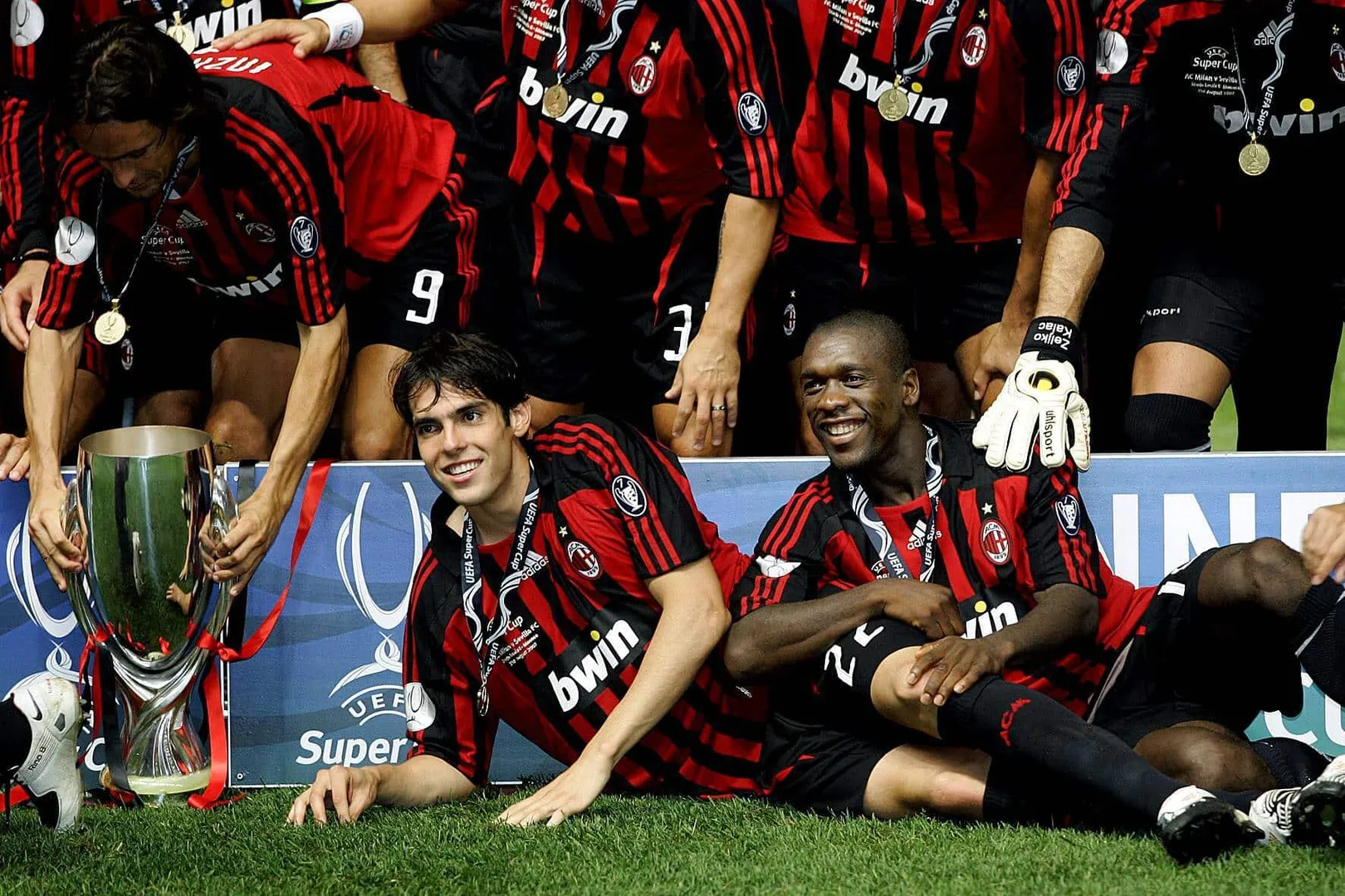 Kak&aacute;, Seedorf e a ta&ccedil;a da Supercopa da Uefa conquistada pelo Milan em 2007 (Foto: IMAGO / Pro Shots)