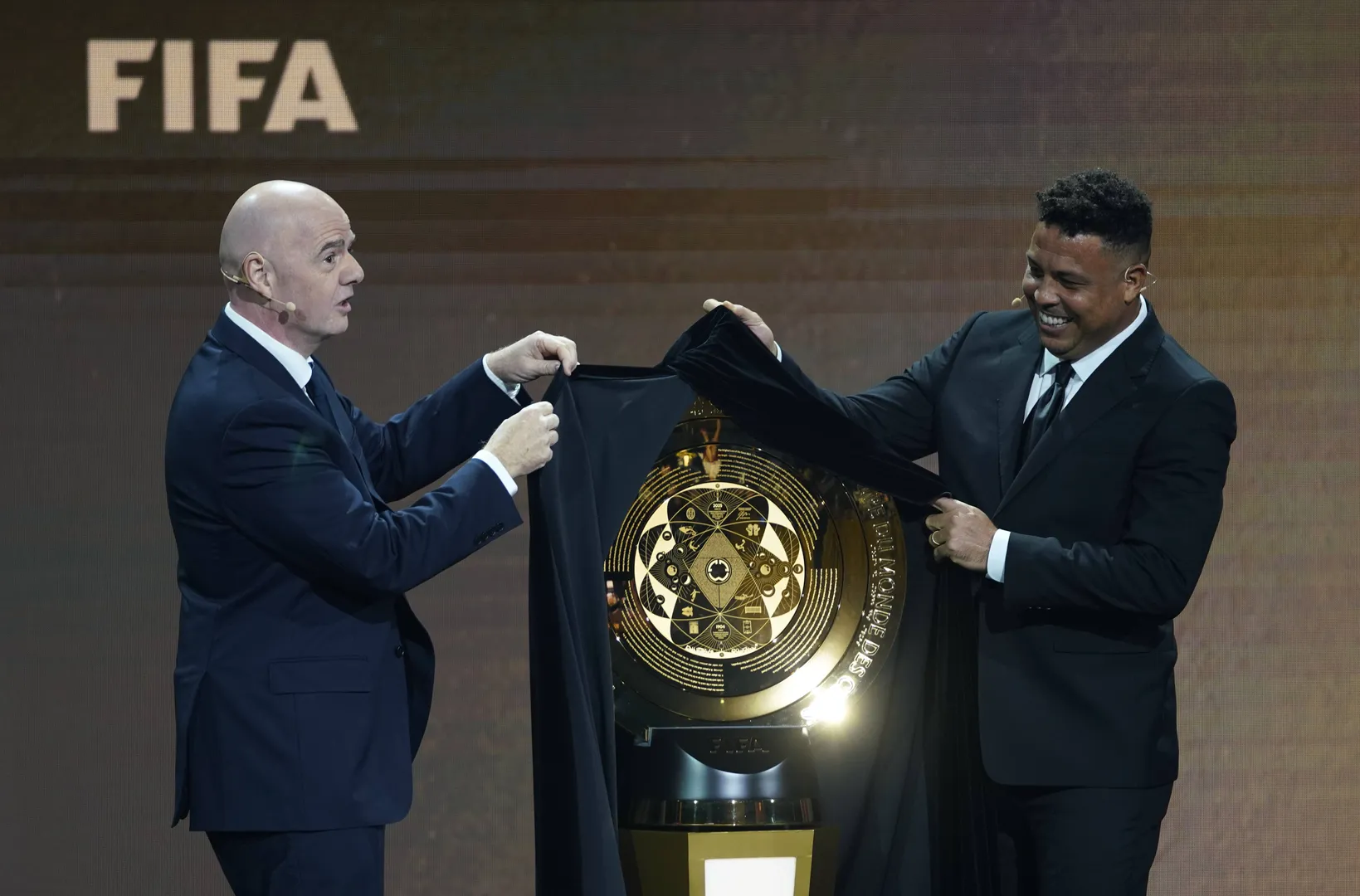 Gianni Infantino, presidente da Fifa, e Ronaldo, no sorteio do Mundial de Clubes (Foto: Imago)