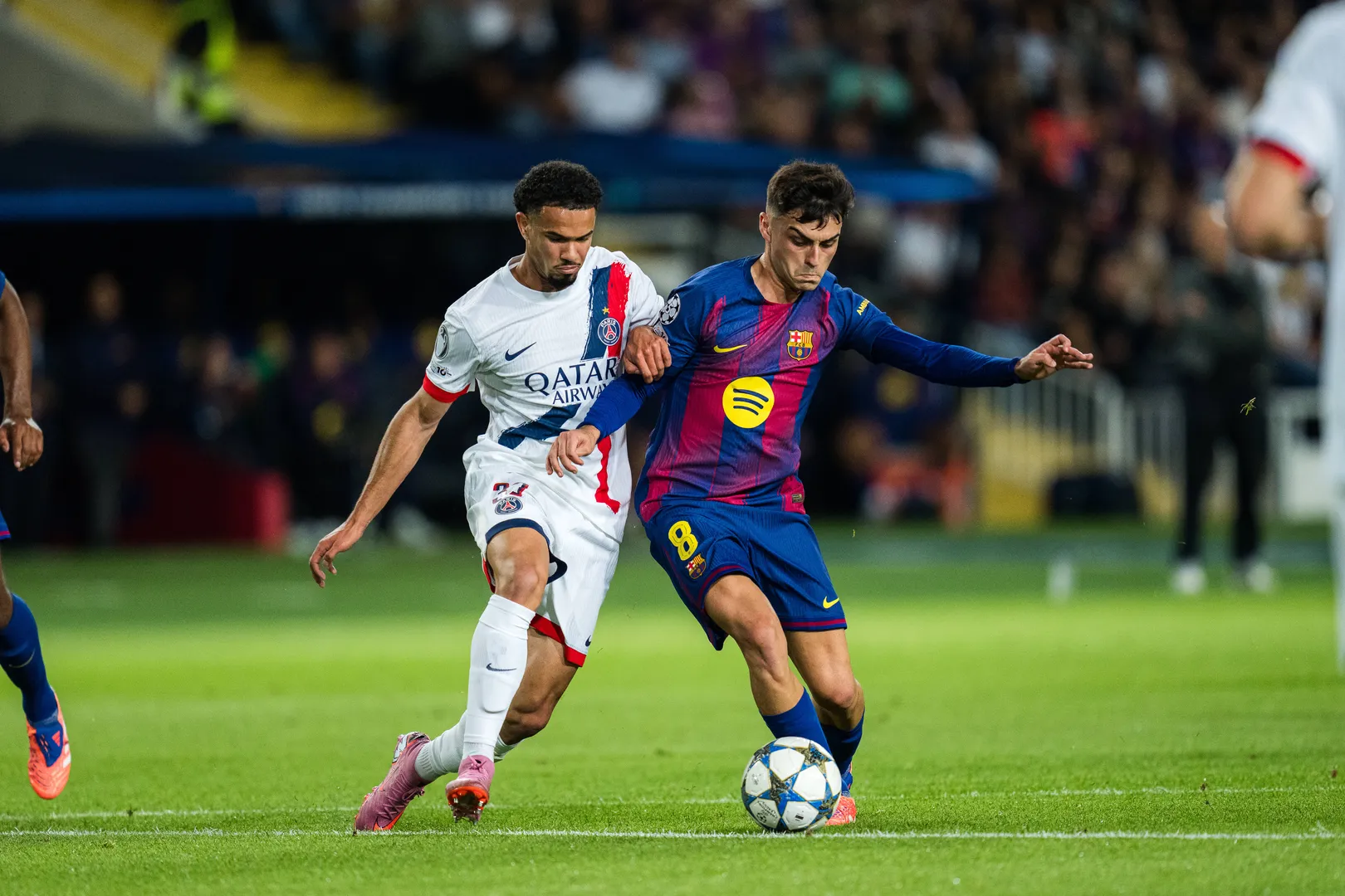 Pedri e Zaire-Emery duelam por bola em Barcelona x PSG (Foto: Imago)