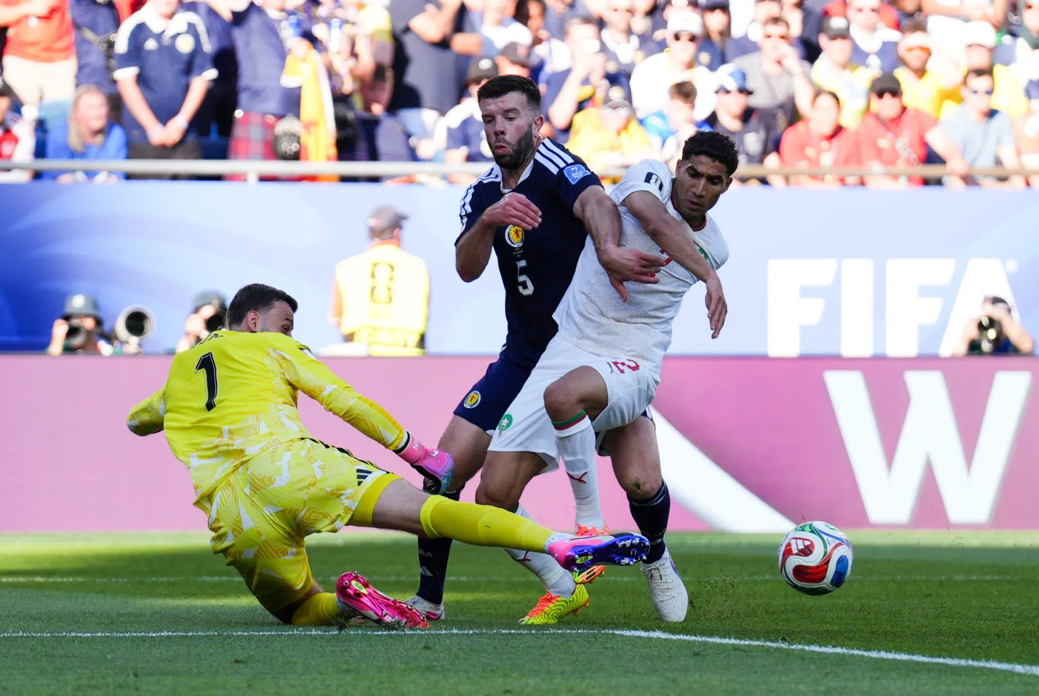 Hakimi n&atilde;o consegue converter oportunidade em vit&oacute;ria de Marrocos contra a Esc&oacute;cia (Foto: PA Images / Icon Sport)