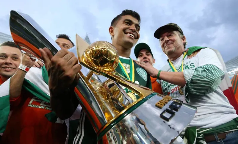 Dudu segura ta&ccedil;a da Copa do Brasil de 2015 ao lado do presidente Paulo Nobre