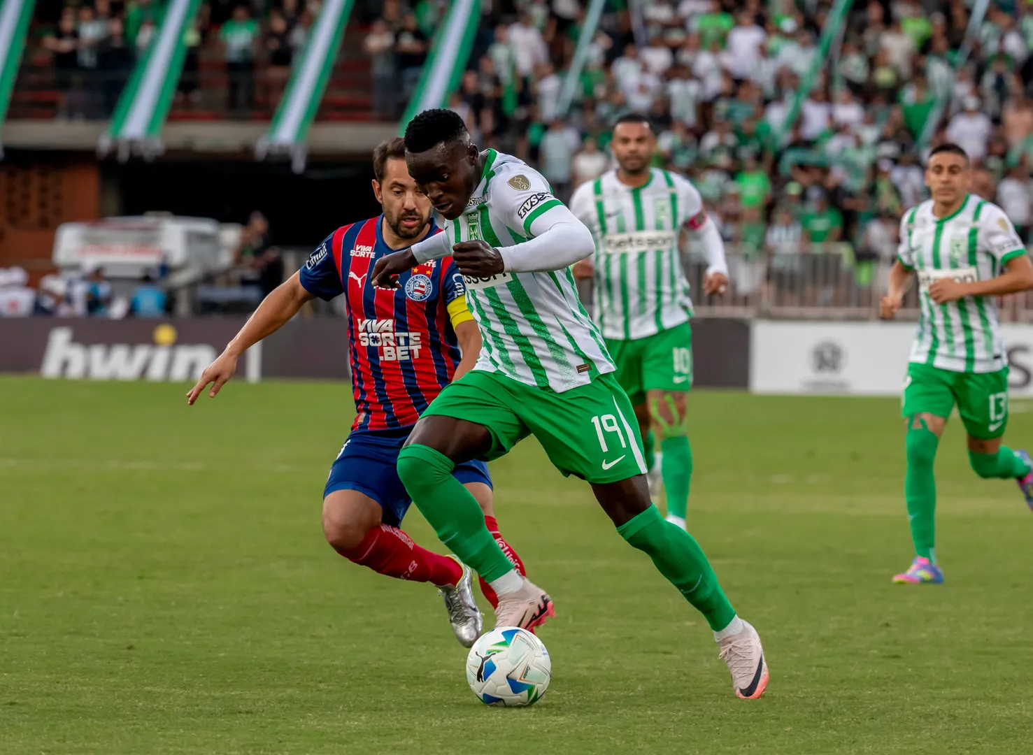 Everton Ribeiro, em a&ccedil;&atilde;o pelo Bahia contra o Atl&eacute;tico Nacional