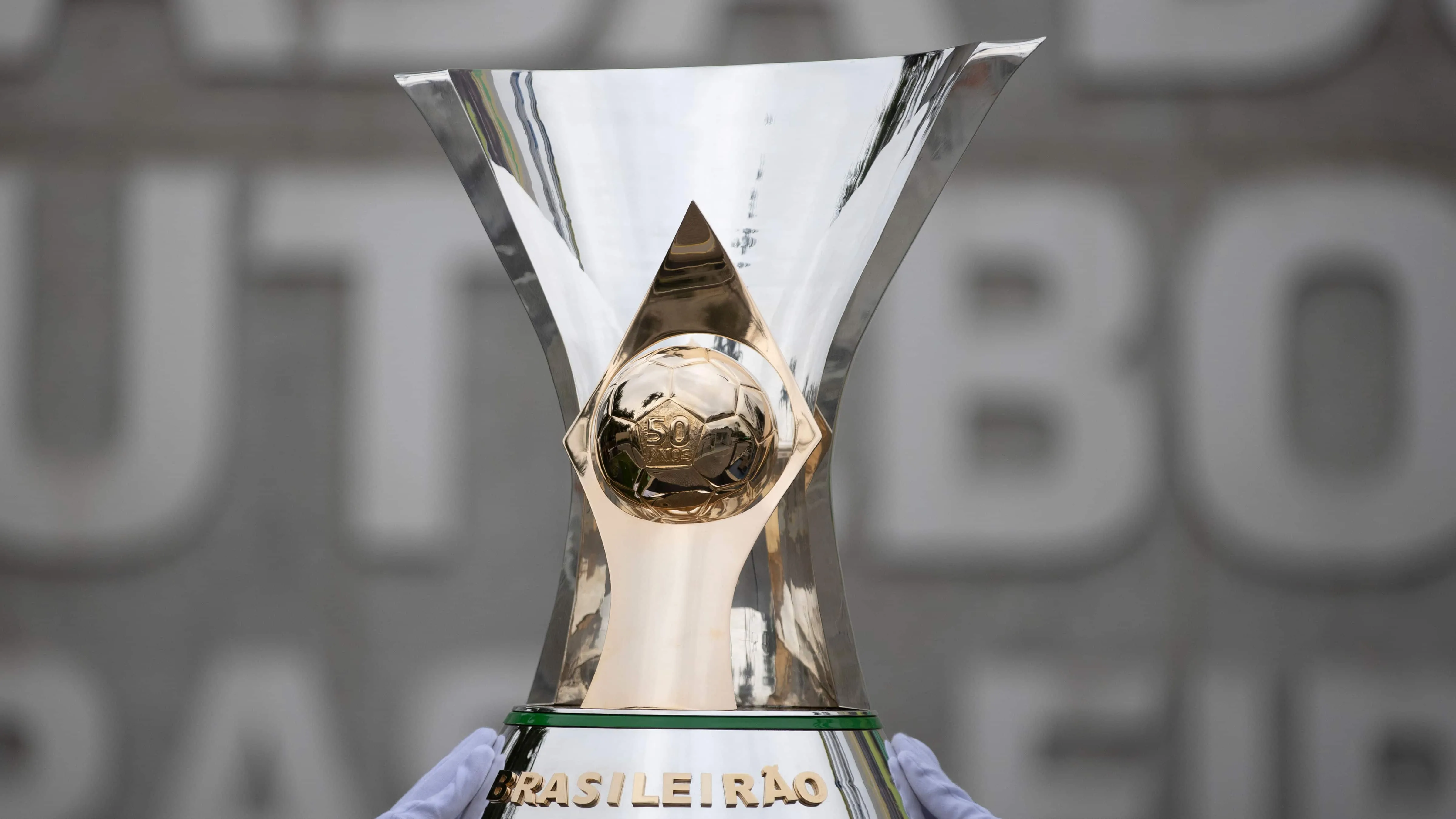 CBF quer importar festa para abertura do Brasileir&atilde;o, mas esquece o principal: o calend&aacute;rio