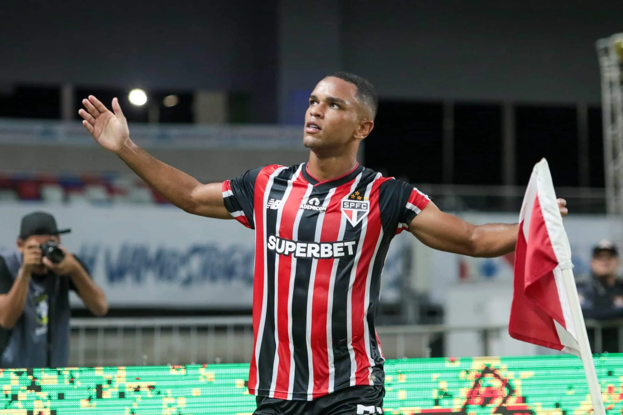 Por que Juan voltou a ser titular no S&atilde;o Paulo ap&oacute;s recusar renova&ccedil;&atilde;o de R$ 7,5 milh&otilde;es