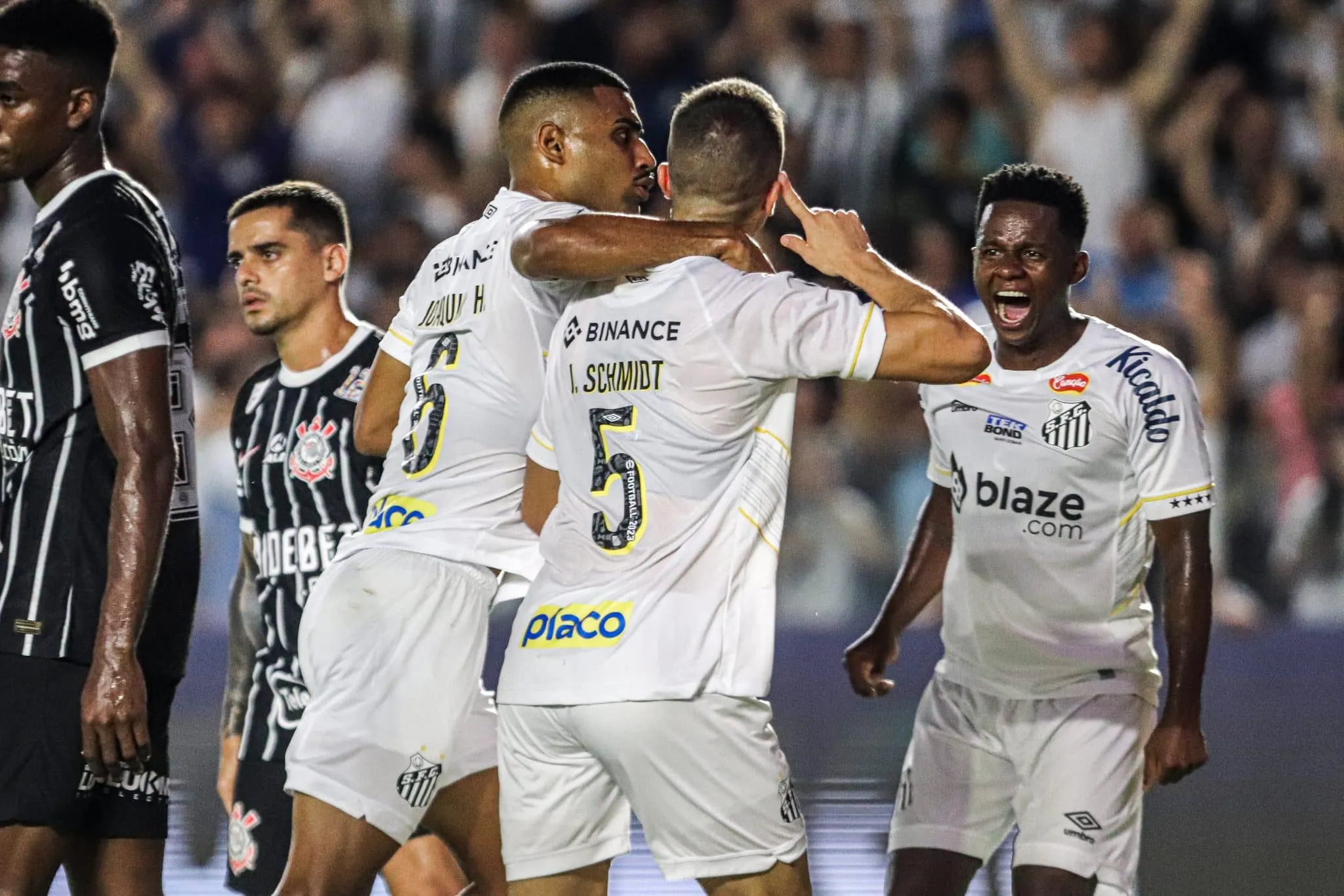 Com Neymar na torcida, Santos administra vantagem m&iacute;nima e cava ainda mais buraco do Corinthians