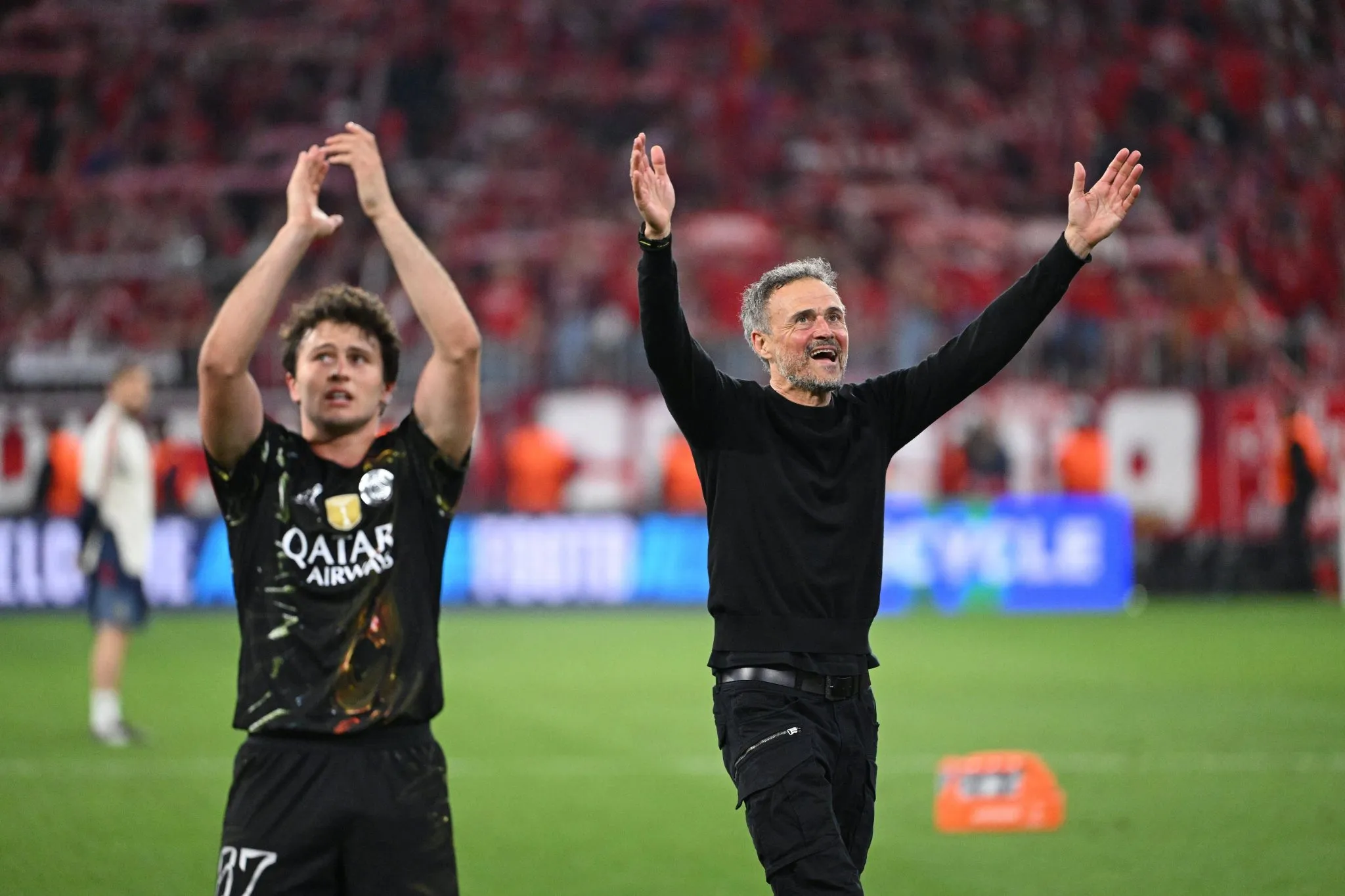 Jo&atilde;o Neves e Luis Enrique, em comemora&ccedil;&atilde;o pelo PSG (Foto: IMAGO / PRESSE SPORTS)