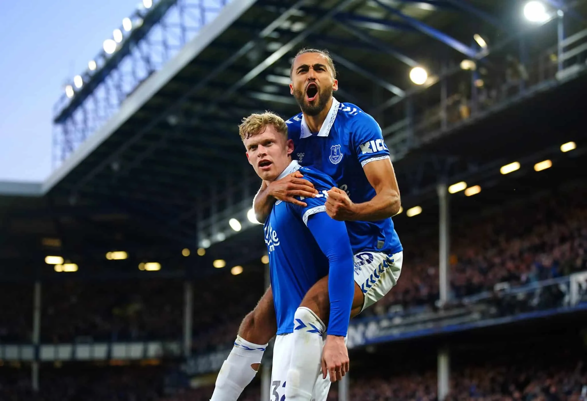 Everton volta a vencer Liverpool em casa ap&oacute;s 14 anos e deixa rival longe do t&iacute;tulo