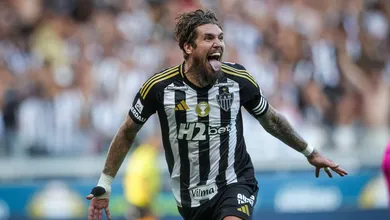 Atl&eacute;tico-MG &lsquo;for&ccedil;ou&rsquo; escala&ccedil;&atilde;o de rival que levou frango e fica perto de fazer hist&oacute;ria