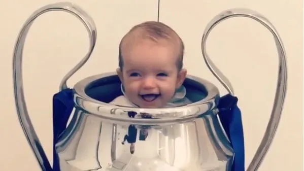[V&iacute;deo] Sneijder fez o que qualquer pai faria: colocou o filho na ta&ccedil;a da Champions League