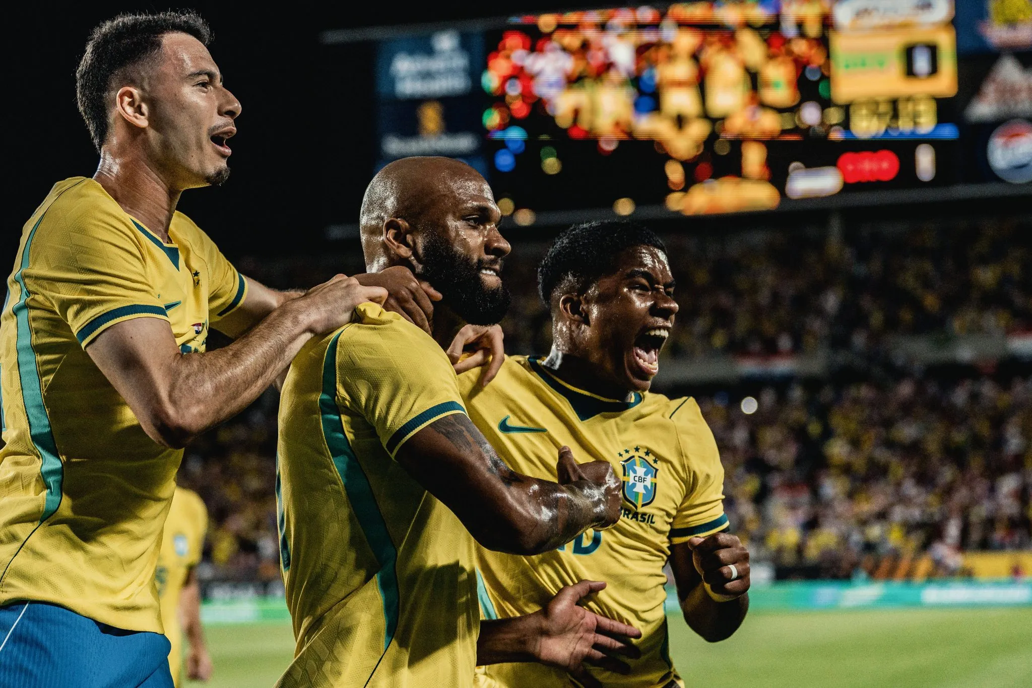 Endrick, Igor Thiago e Gabriel Martinelli celebram gol do Brasil