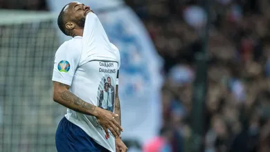 Sterling anota tripleta e faz homenagem a garoto de 13 anos que morreu de leucemia