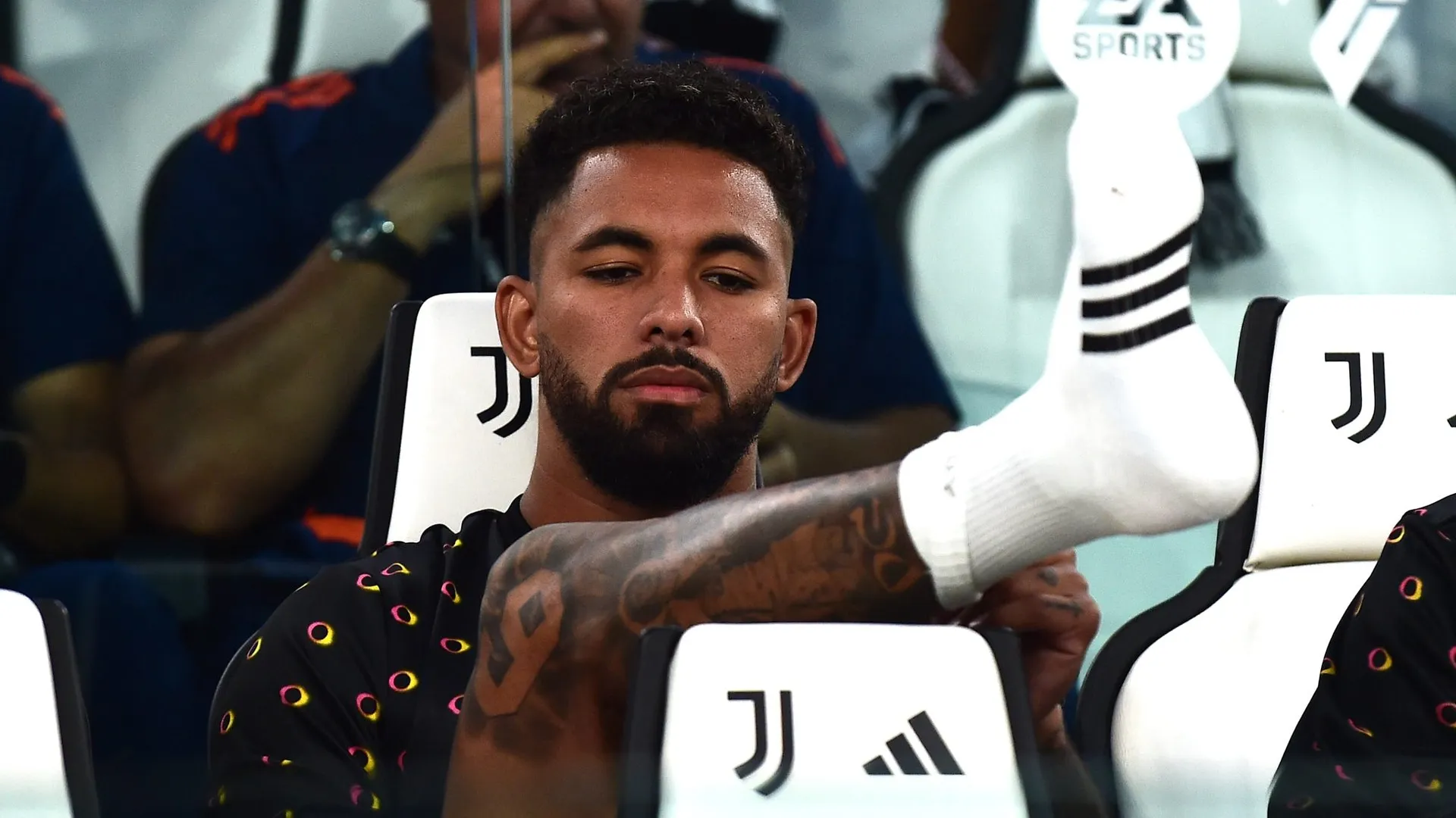 Douglas Luiz no banco de reservas da Juventus