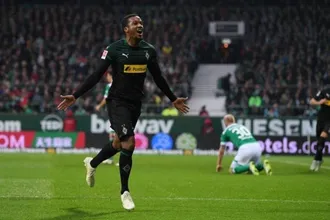 Pl&eacute;a impiedoso: tr&ecirc;s gols para ajudar o Gladbach a se manter bem