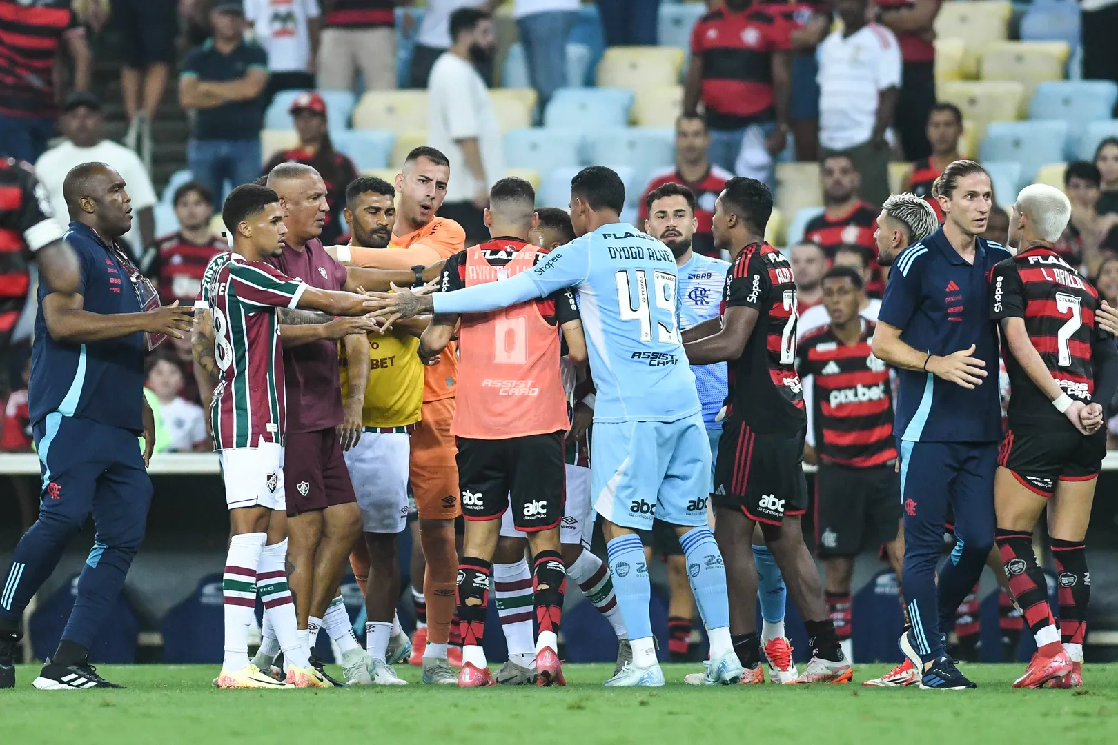 Confus&atilde;o no Fla-Flu terminou com um jogador do Fuminense expulso (Foto: Imago)