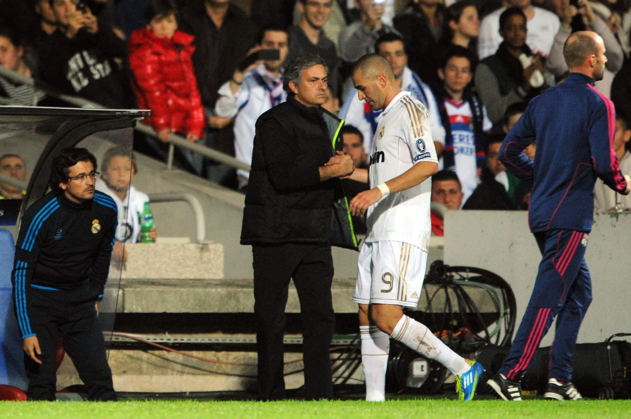Mourinho ap&oacute;s substituir Benzema em duelo do Real Madrid em 2012