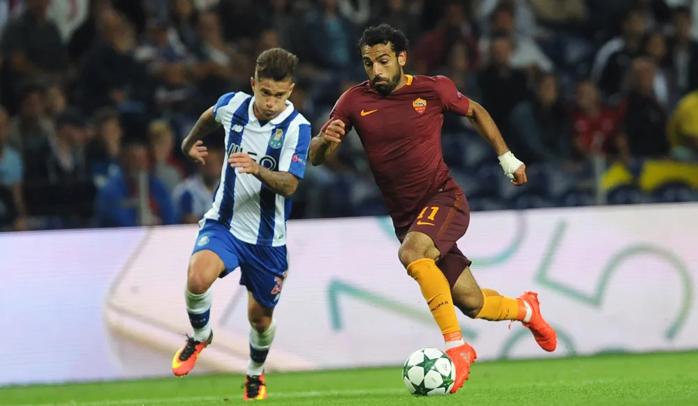 Ot&aacute;vio enfrentando a Roma (Foto: AP)