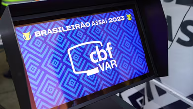 Juiz explicar decis&atilde;o do VAR ao vivo far&aacute; bem ou mal ao futebol brasileiro?