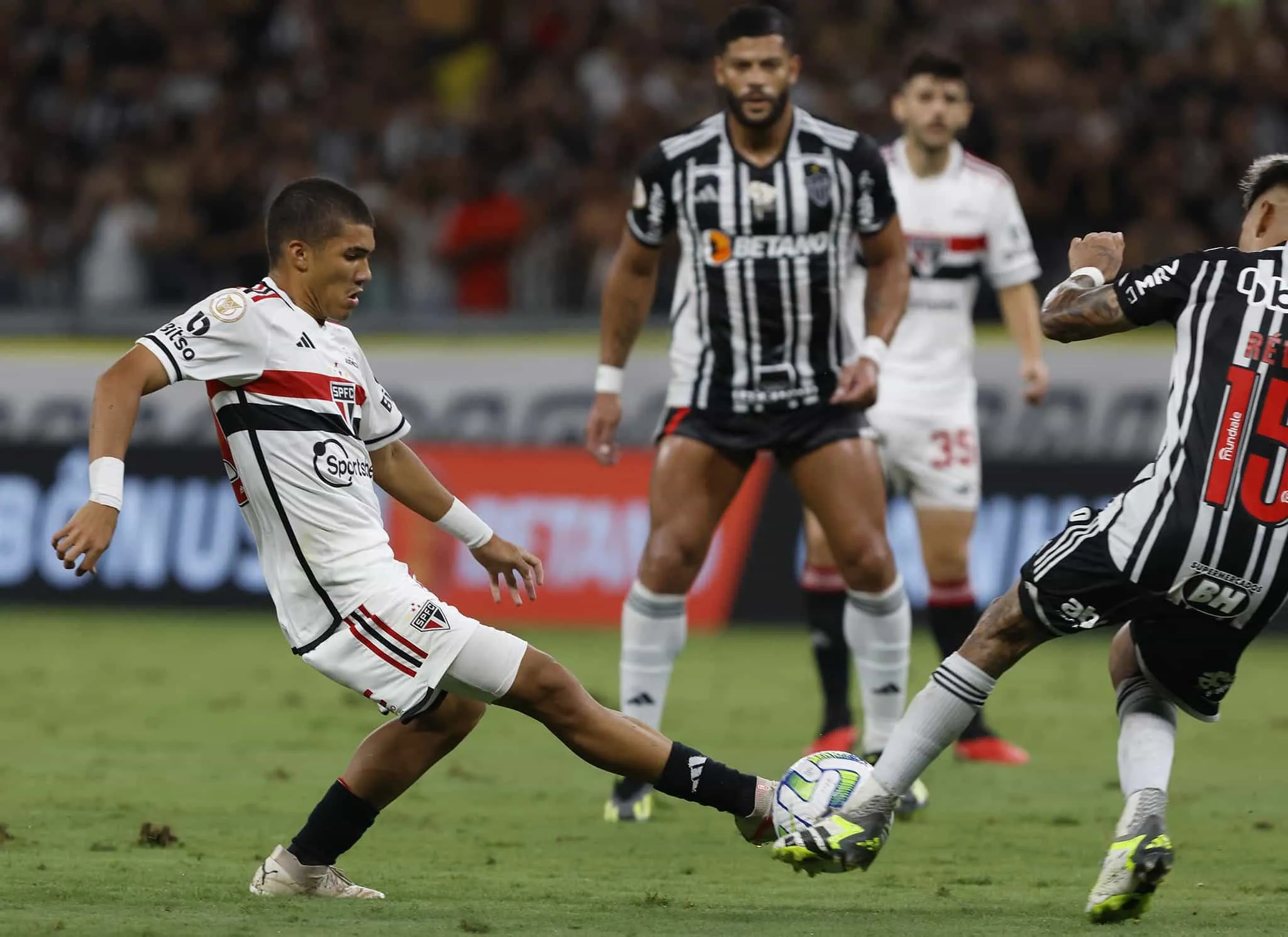 O substituto de Lucas no S&atilde;o Paulo pode vir de Cotia, tem 17 anos e encantou Dorival