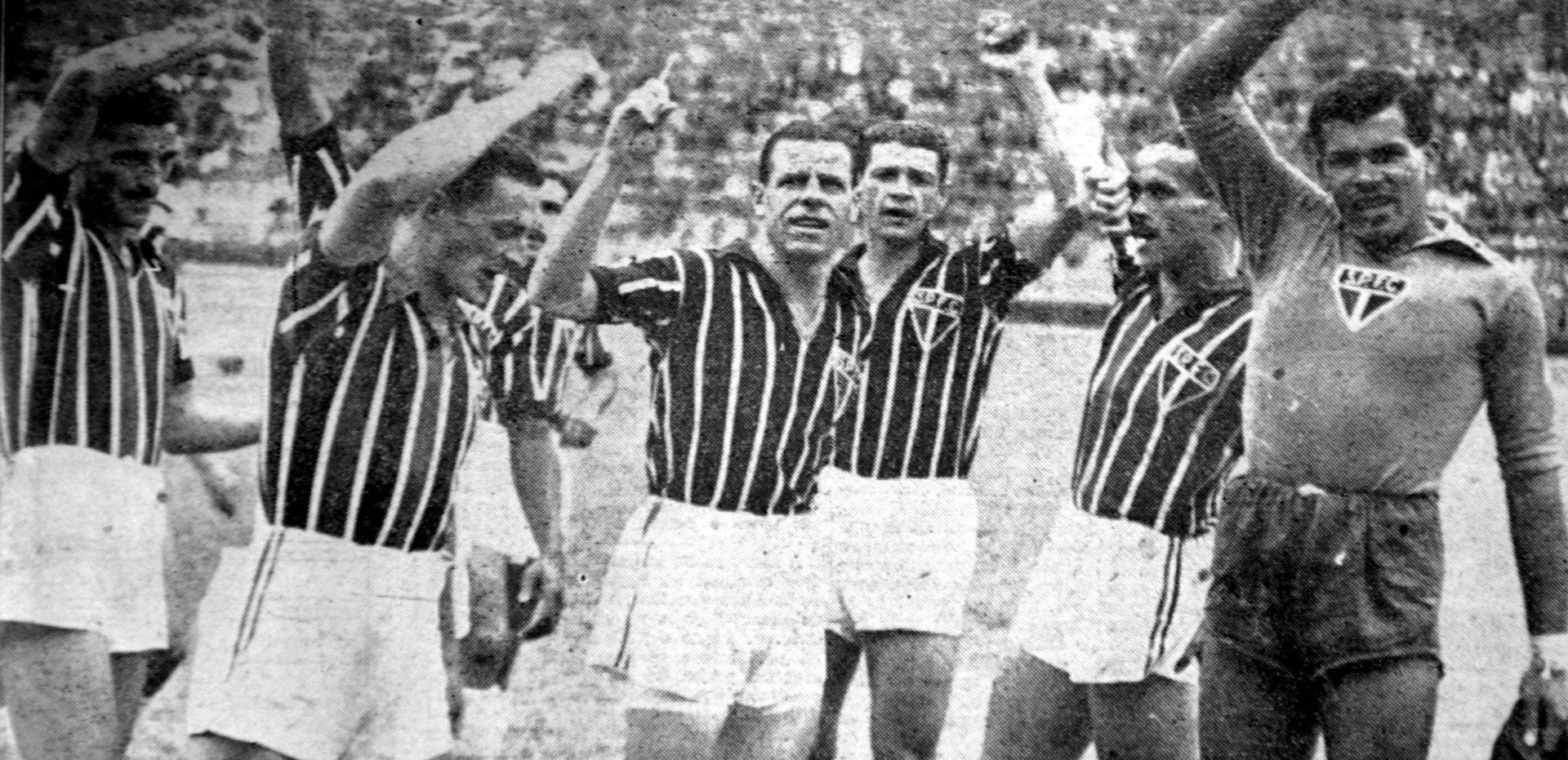 Jogadores do S&atilde;o Paulo comemoram vit&oacute;ria contra o Santos em 1944 (Foto: Acervo/Gazeta Press)