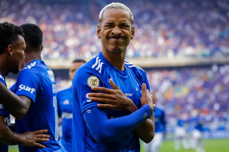 Matheus Pereira celebra gol pelo Cruzeiro