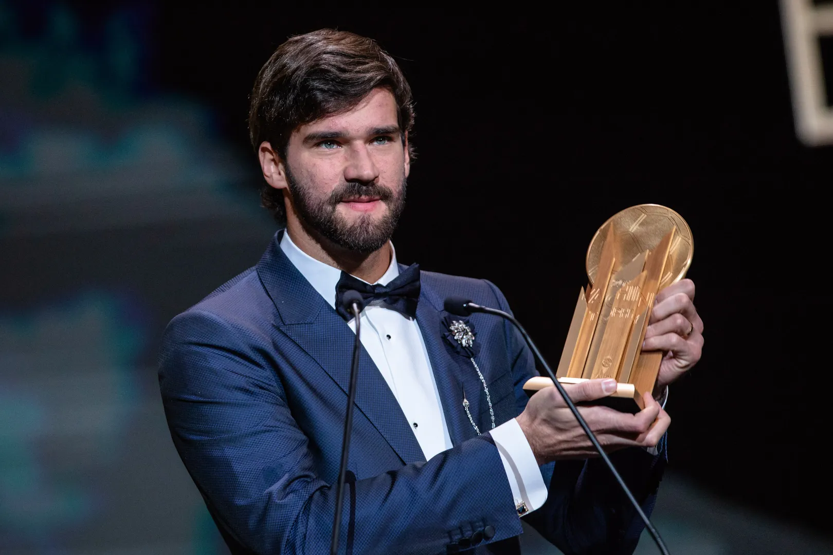 O brasileiro Alisson Becker venceu a primeira edi&ccedil;&atilde;o do pr&ecirc;mio Yashin, da France Football (Foto: IMAGO / Xinhua) 
