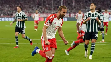 O Bayern recebeu in&uacute;meros presentes e controlou o United num el&eacute;trico 4&times;3
