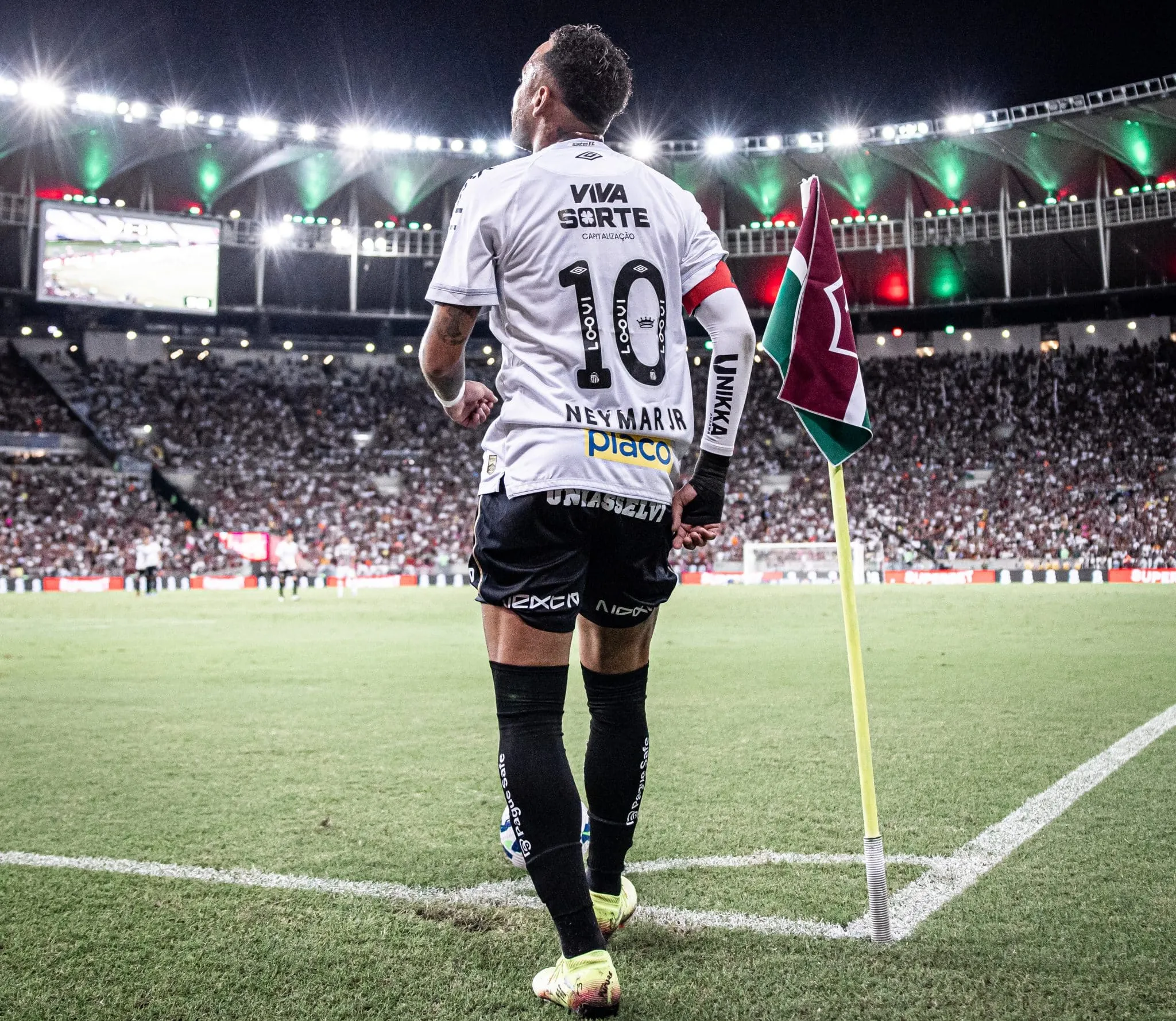 Neymar cobra escanteio no Maracan&atilde;