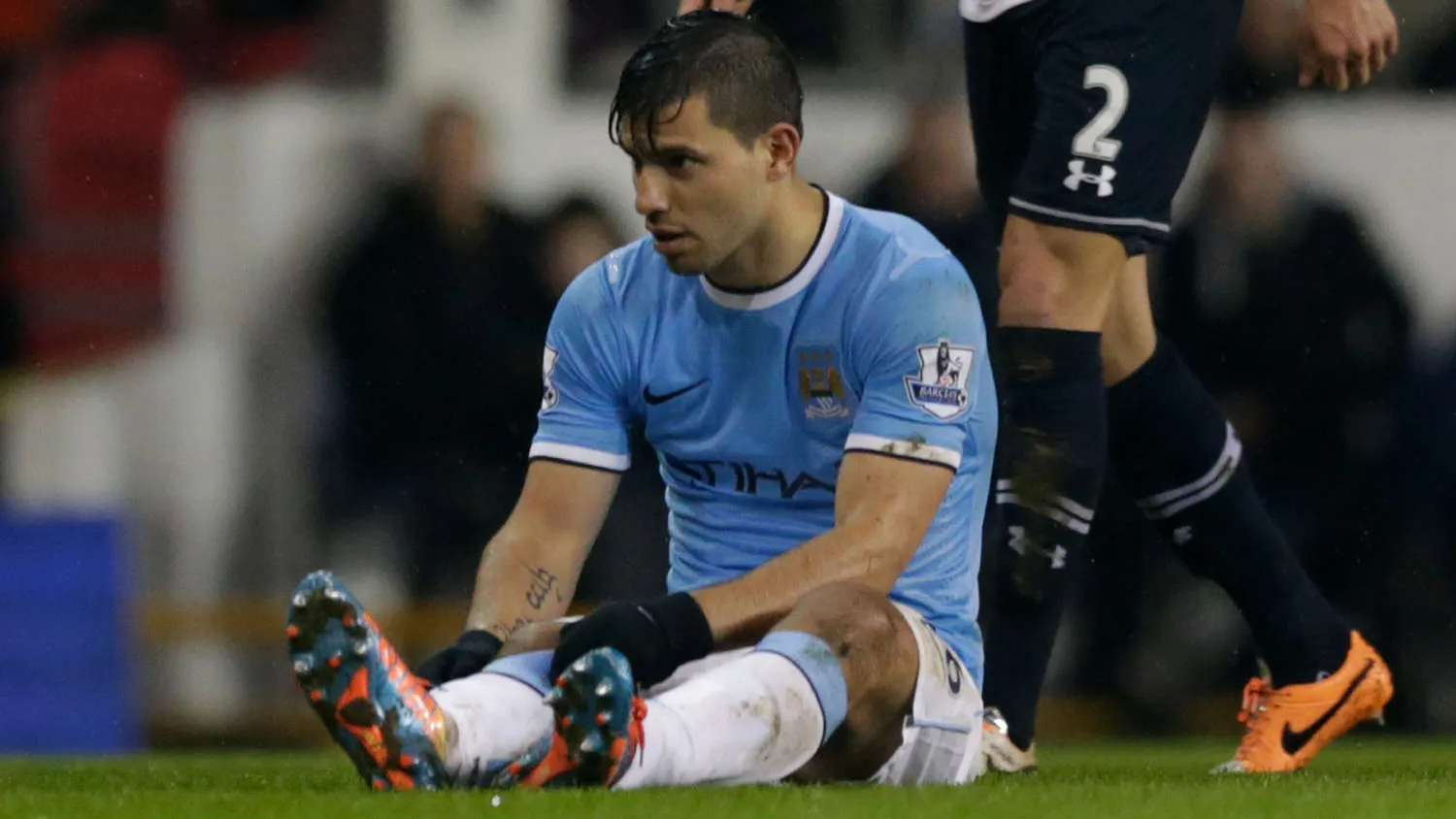 Velas acesas e muita torcida para Ag&uuml;ero n&atilde;o se machuar. De novo (Foto: AP)