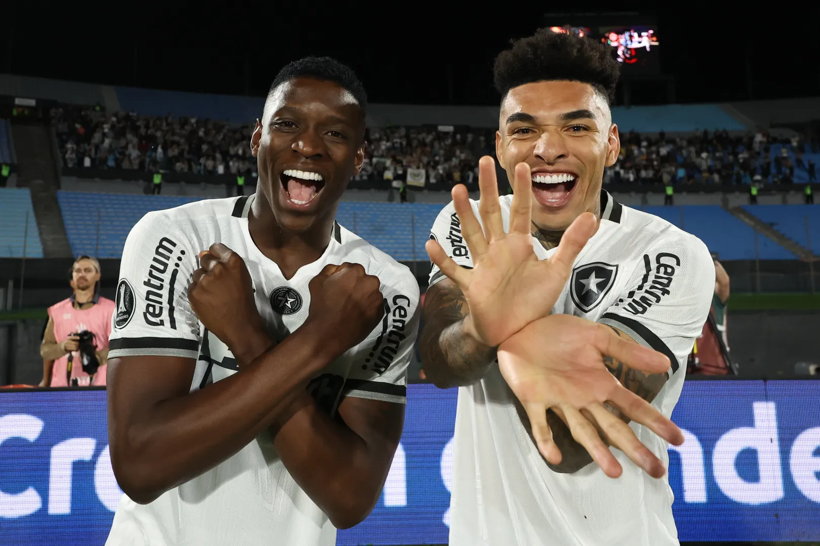 Foto: (Vitor Silva/Botafogo) - Luiz Henrique e Igor Jesus, do Botafogo