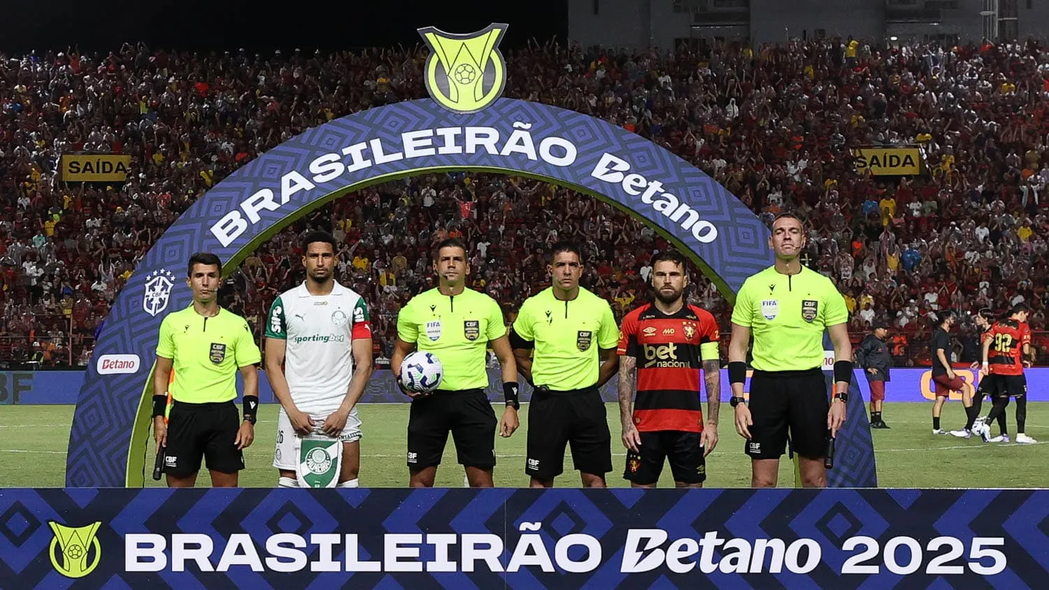 Capit&atilde;es de Palmeiras e Sport reunidos com arbitragem