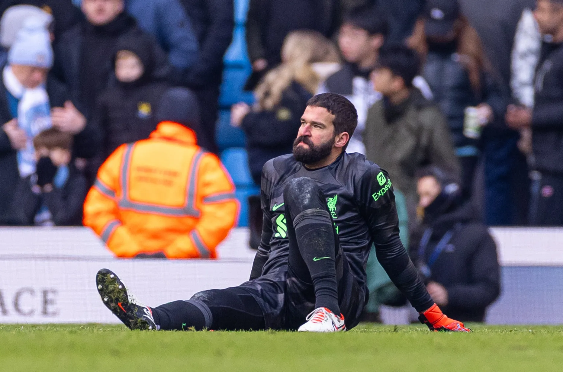 Alisson faz exames para sua les&atilde;o e volta com p&eacute;ssimas not&iacute;cias para o Liverpool