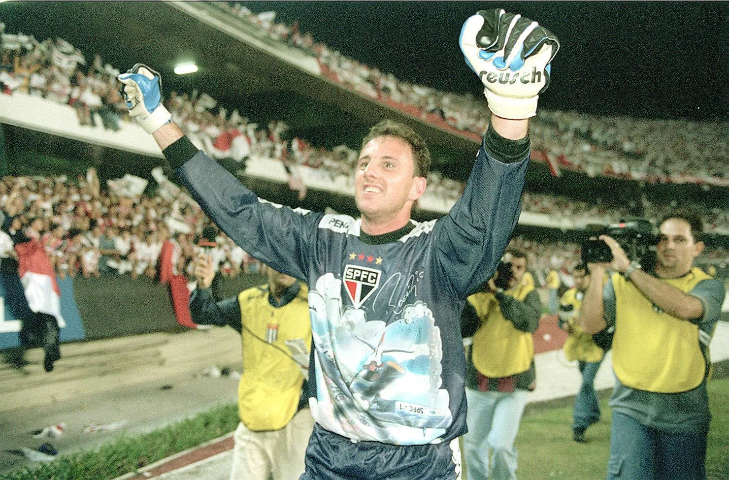 Rog&eacute;rio Ceni comemora o t&iacute;tulo estadual de 2000 (Foto: Gazeta Press)