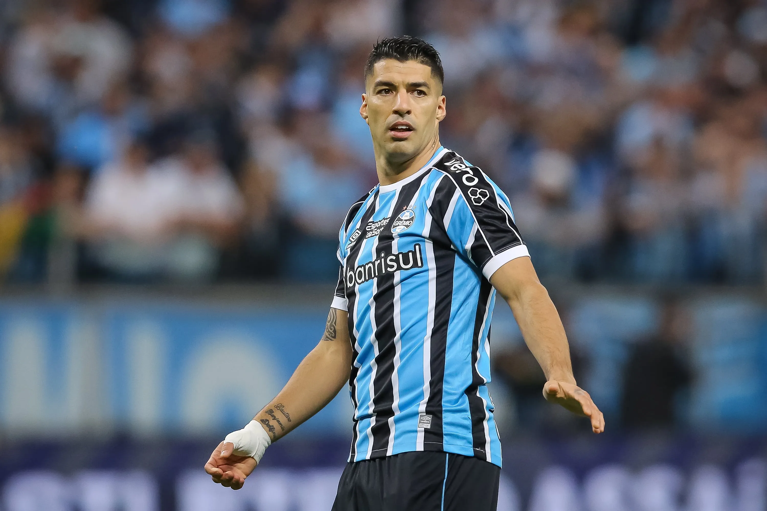 Su&aacute;rez fora do Gr&ecirc;mio e junto de Messi &eacute; rumor que volta a esquentar