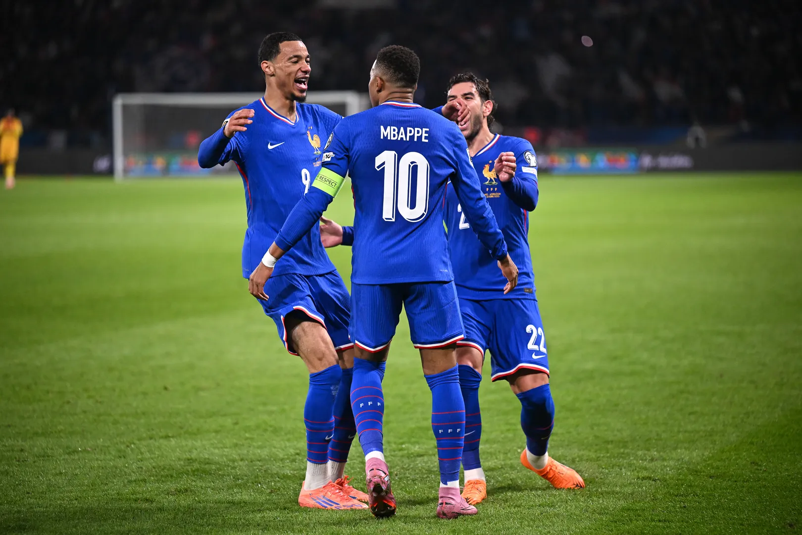 Mbapp&eacute; celebra gol com companheiros