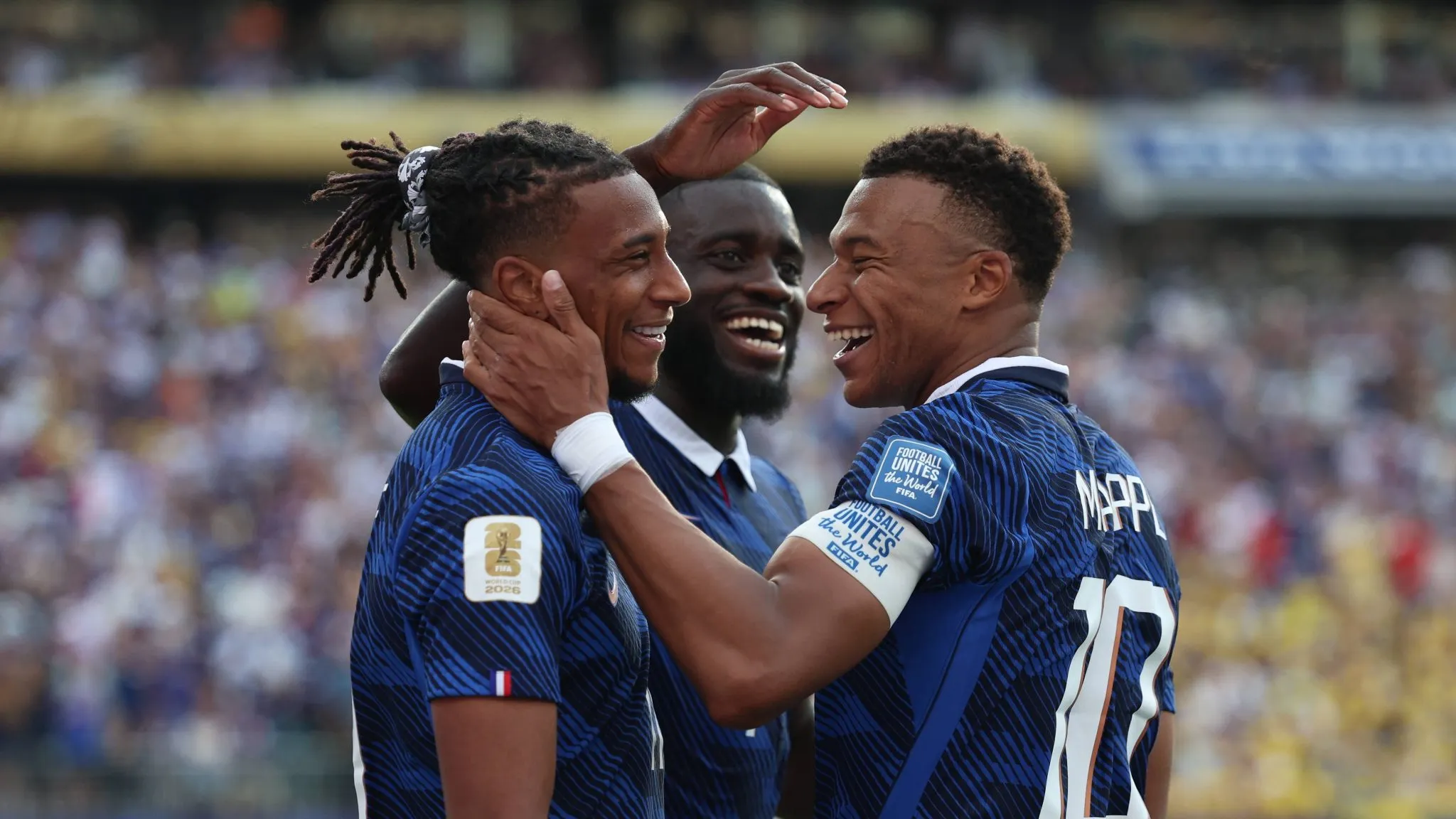 Franceses comemoram gol de Mbapp&eacute; contra a Su&eacute;cis (Foto: IMAGO / ZUMA Press Wire)