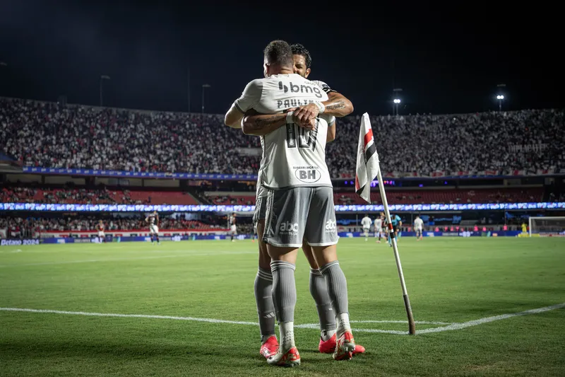 Hulk celebra gol de Paulinho pelo Galo 