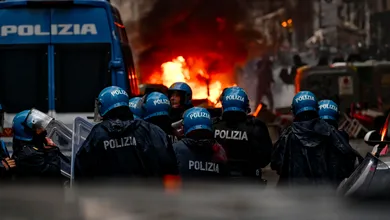 Pr&eacute;via de Napoli x Frankfurt vira batalha campal entre ultras e pol&iacute;cia, mesmo com proibi&ccedil;&atilde;o da torcida visitante