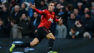 Em jogo de Rooney e Tevez, RvP decide d&eacute;rbi de Manchester