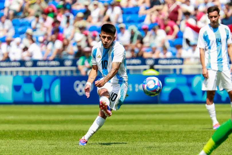 Thiago Almada, refor&ccedil;o do Botafogo, abriu o placar em Argentina x Iraque pelos Jogos Ol&iacute;mpicos de Paris. Foto: Icon Sport