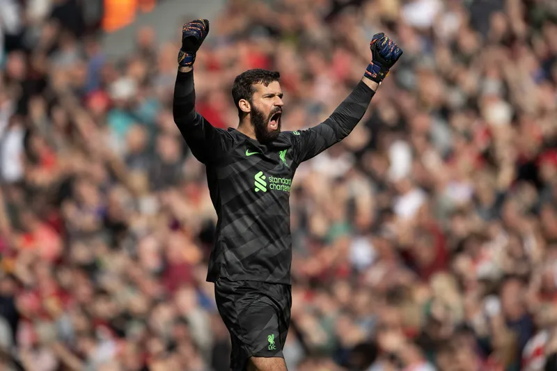 Alisson em a&ccedil;&atilde;o pelo Liverpool
