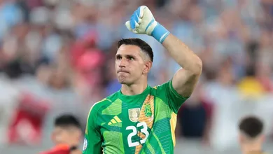 Qual o segredo de Dibu Martinez, o goleiro argentino invicto em decis&otilde;es por p&ecirc;nalti?