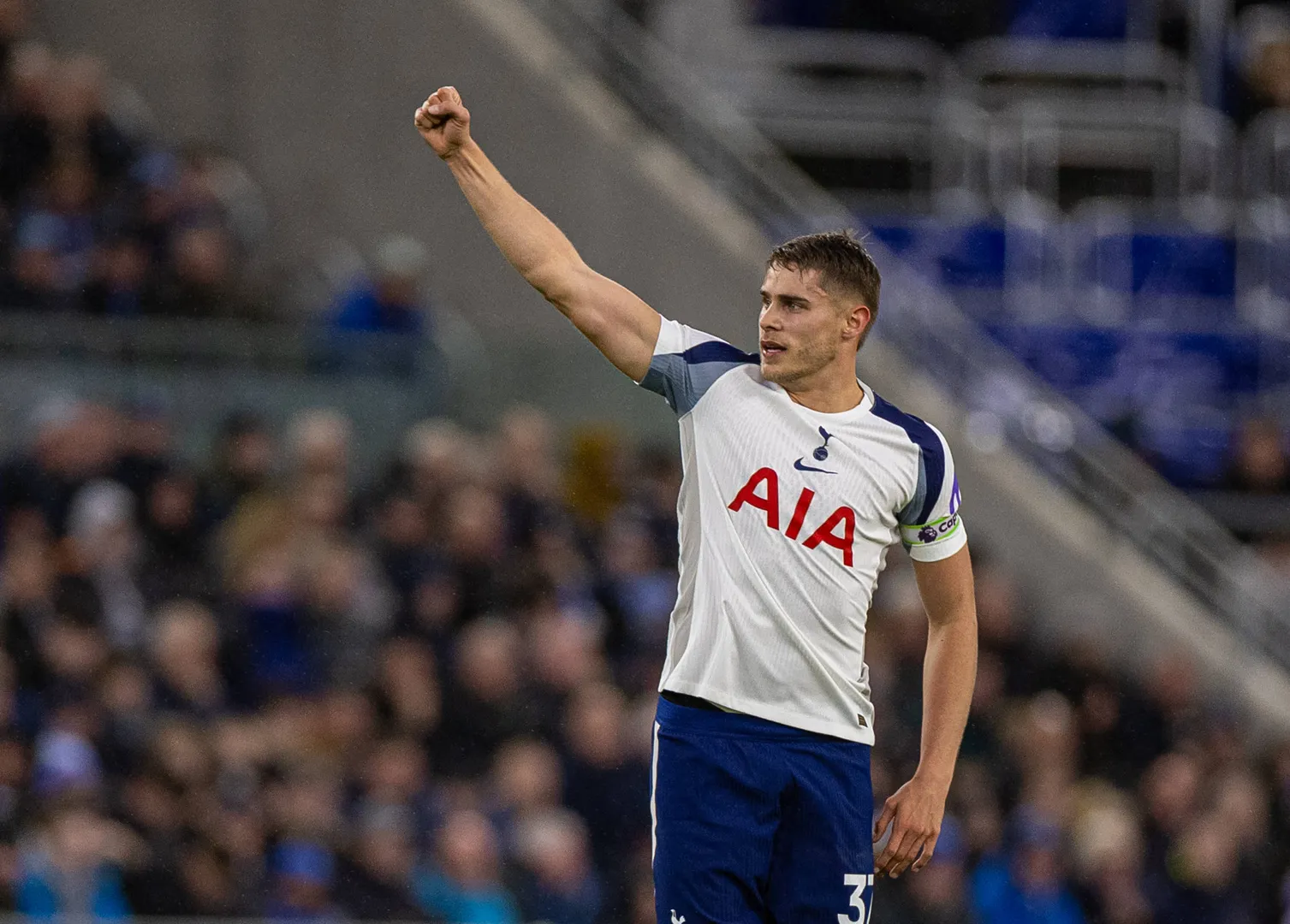 Micky van de Ven celebra gol do Tottenham