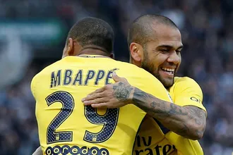 Daniel Alves merece os aplausos por duas assist&ecirc;ncias cir&uacute;rgicas no passeio do PSG
