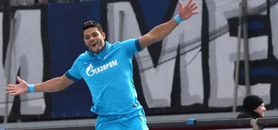 Nesse gol pelo Zenit d&aacute; para dizer que Hulk usou a sua for&ccedil;a
